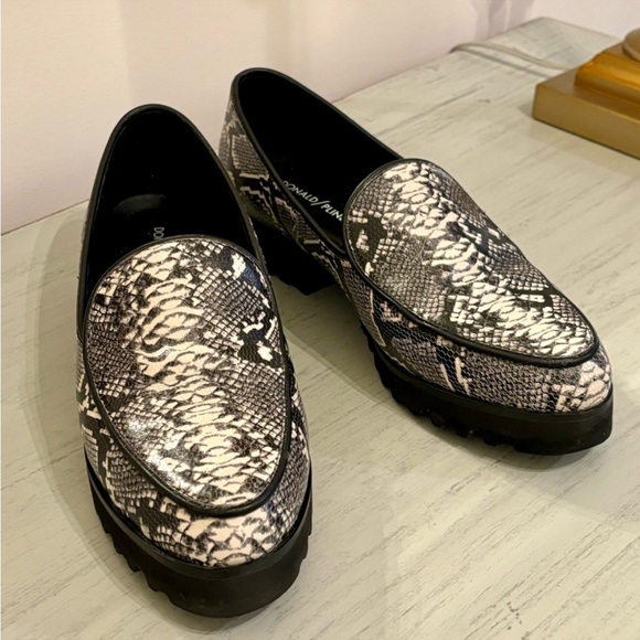 Donald Pliner Elen Python Print Lug Sole
Leather Loafers size 9 1/2 - Picture 3 of 4